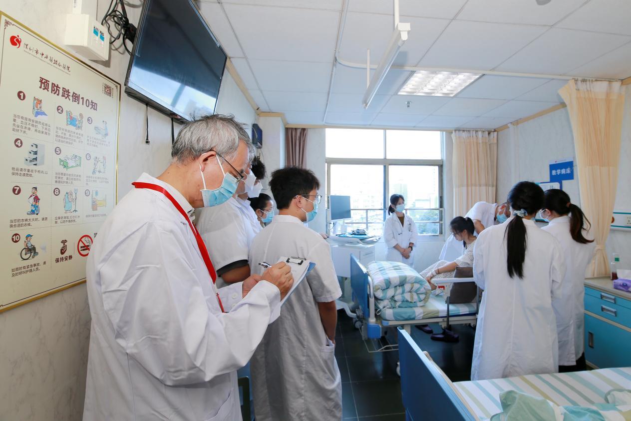 内科教学实施组专家孙志佳教授(左一)现场考评教学查房