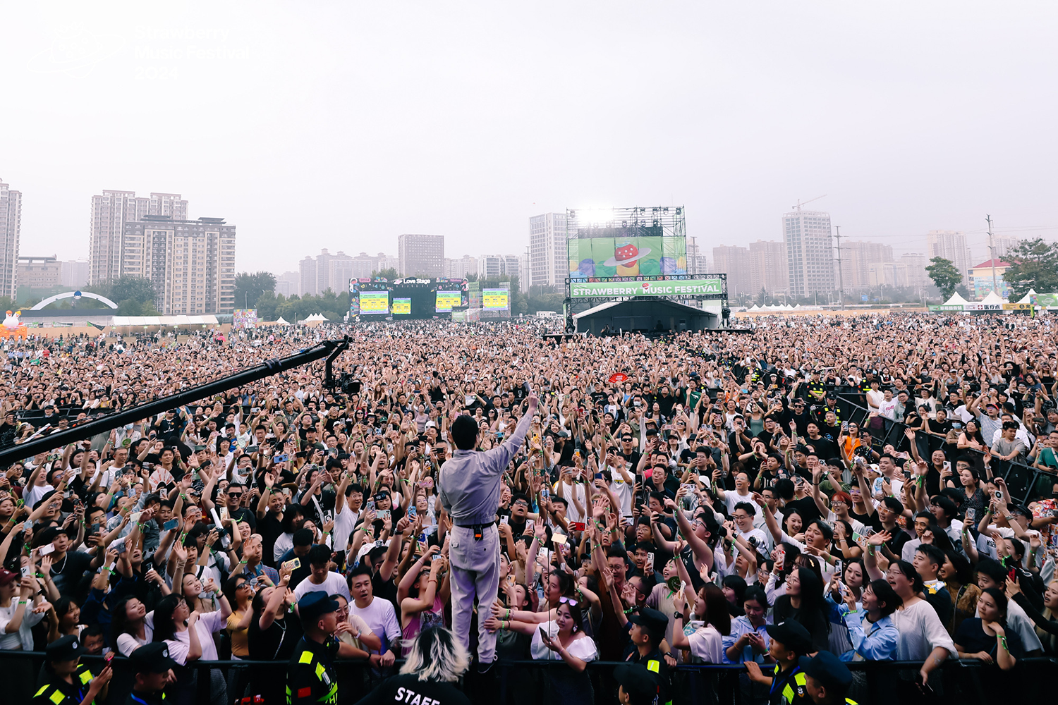 音乐节现场音乐人与乐迷们互动（摩登天空供图）