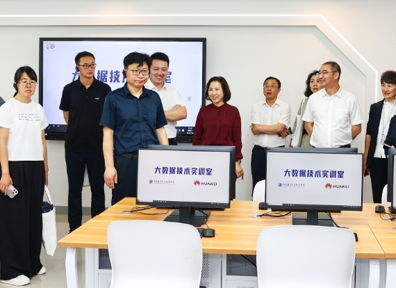 闻姝清校长（左五）陪同嘉宾参观数字智能综合实训中心。