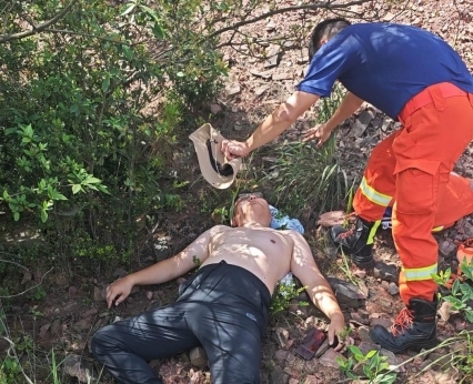 公司团建爬野山32人被困 进贤消防员搜救4小时成功救出