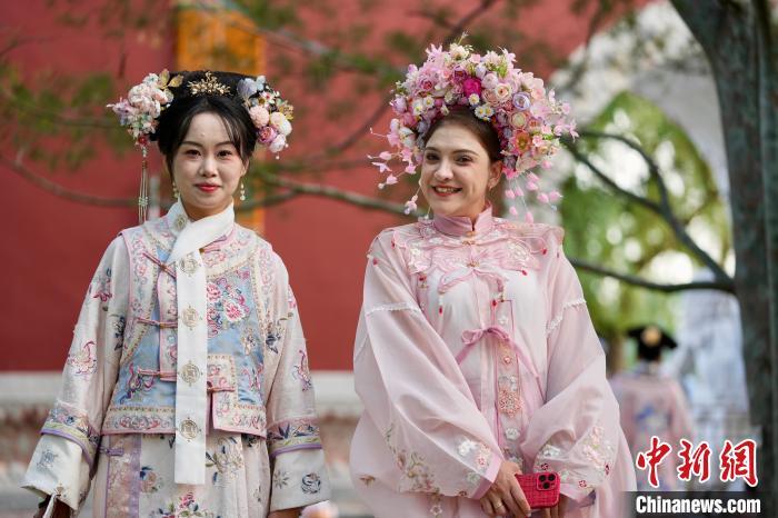 中外游客身着汉服在北京北海公园拍照留念。　记者 陈芳婷 摄