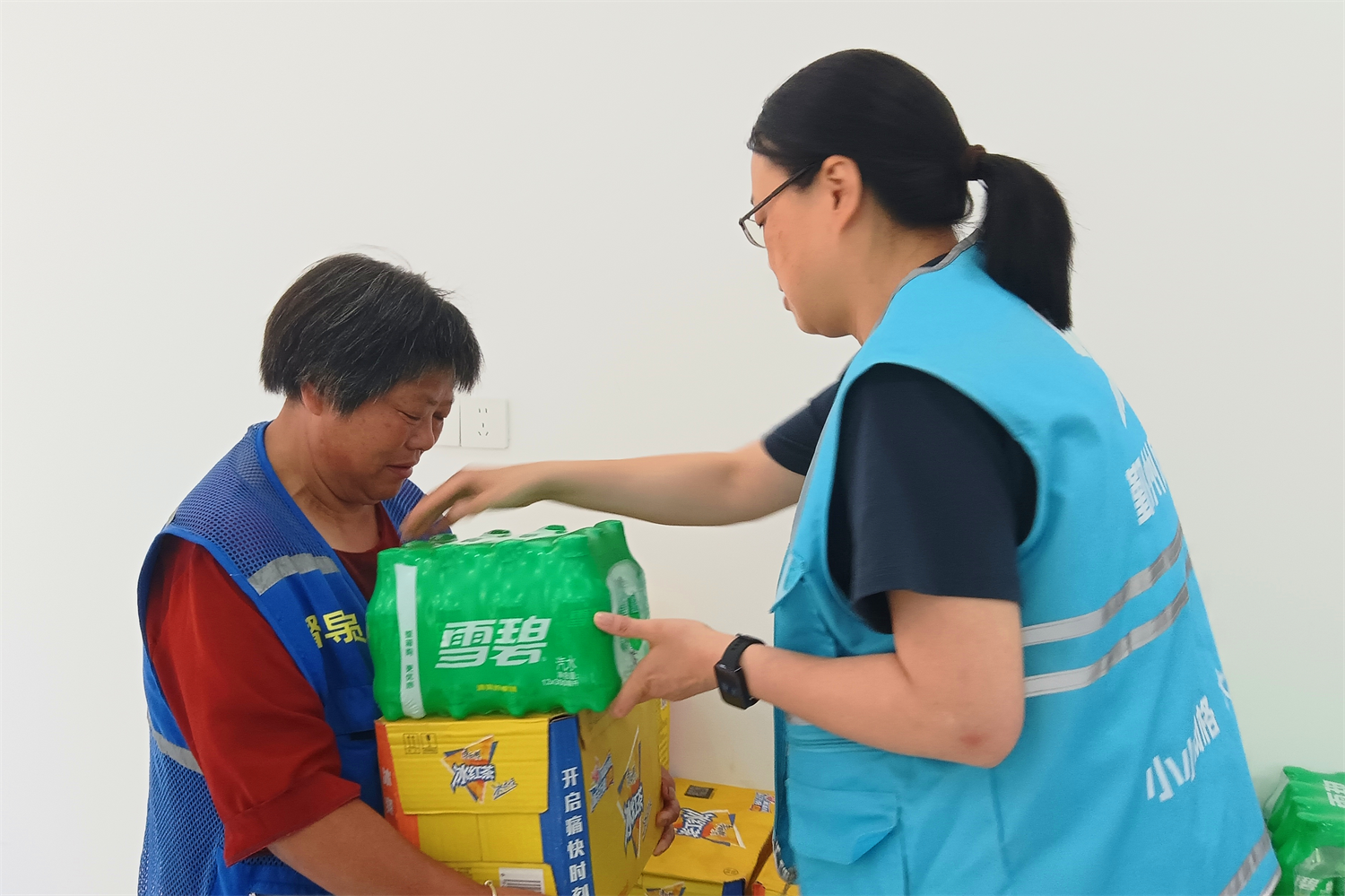 鄞州宁舟社区网格员心系垃圾分类督导员