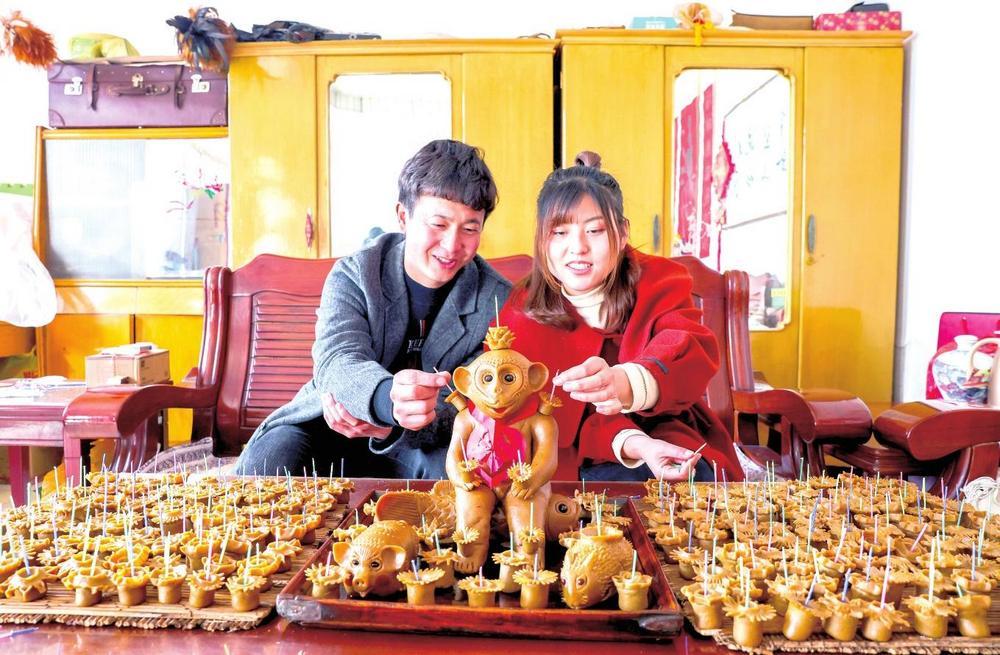 新媳妇和新女婿穿灯捻子　富强　摄