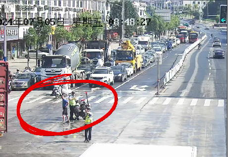 男子被毒蛇咬伤 龙南交警上演9分钟“紧急救援”