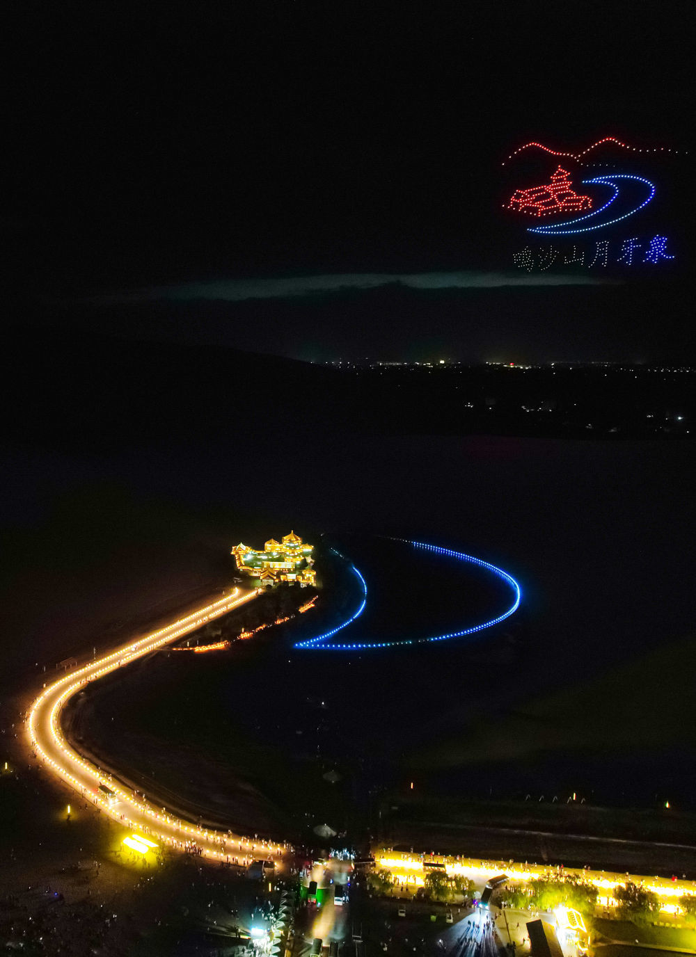 7月15日晚在敦煌鸣沙山月牙泉景区拍摄的无人机灯光秀(无人机照片)新华社记者 郎兵兵 摄