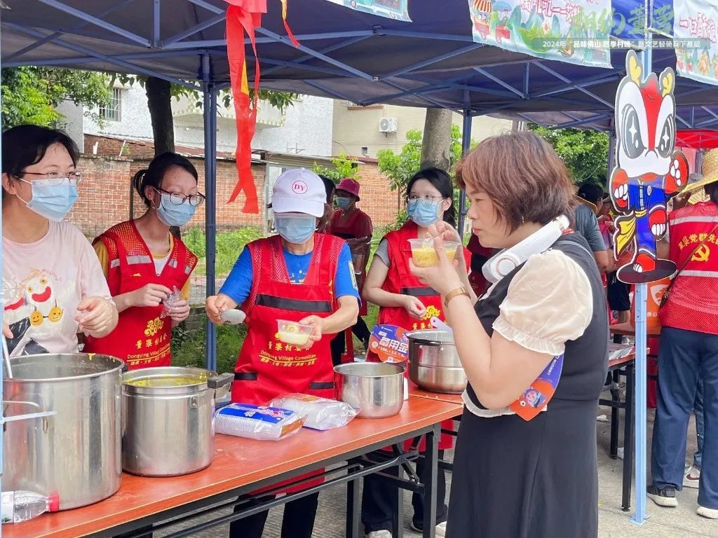 村晚当天举办美食集市，激活乡村活力。