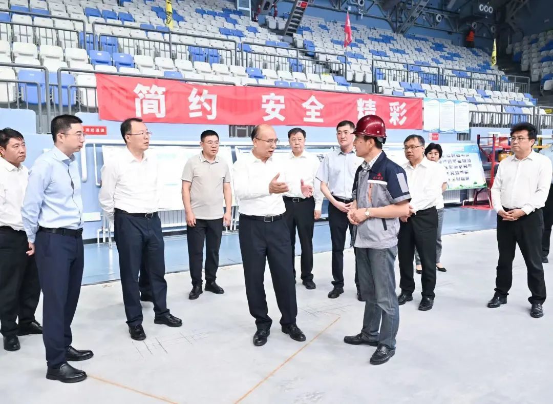 在哈尔滨冰球馆,许勤实地察看场馆加固、改造维修等情况。