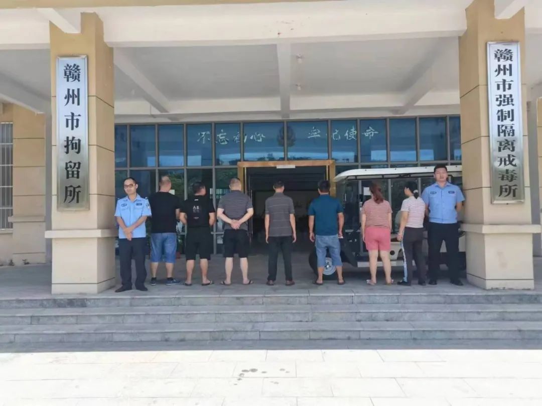 7月12日晚,赣县区公安局梅林派出所打掉一赌博窝点,抓获涉赌人员10