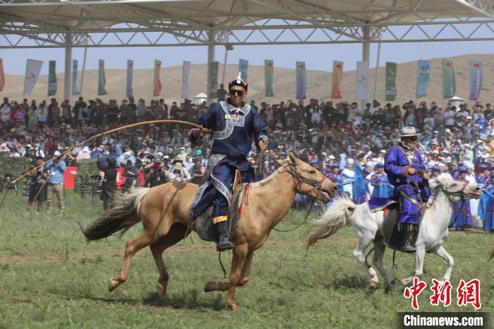 7月14日，内蒙古自治区第34届草原那达慕在锡林郭勒草原拉开帷幕，牧民骑马驰骋在那达慕现场。　塔拉 摄