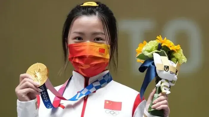 东京奥运会比赛日首日,为中国赢得首金,杨倩:紧张到能听到自己的心跳