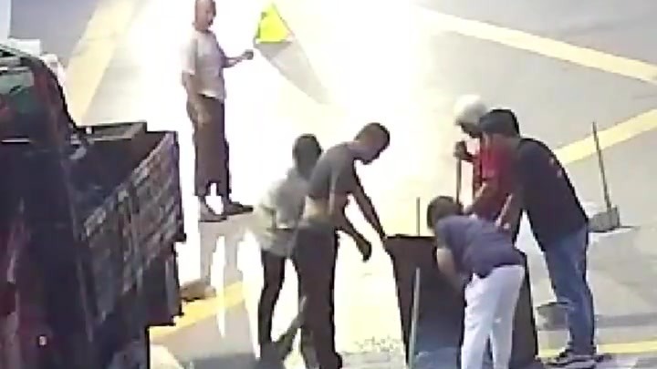 上万颗螺丝钉散落车道，涌来一群人帮忙