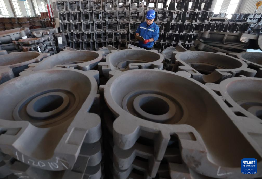 7月18日,河北省行唐县一家制泵企业的质检员在核对泵体零部件型号。