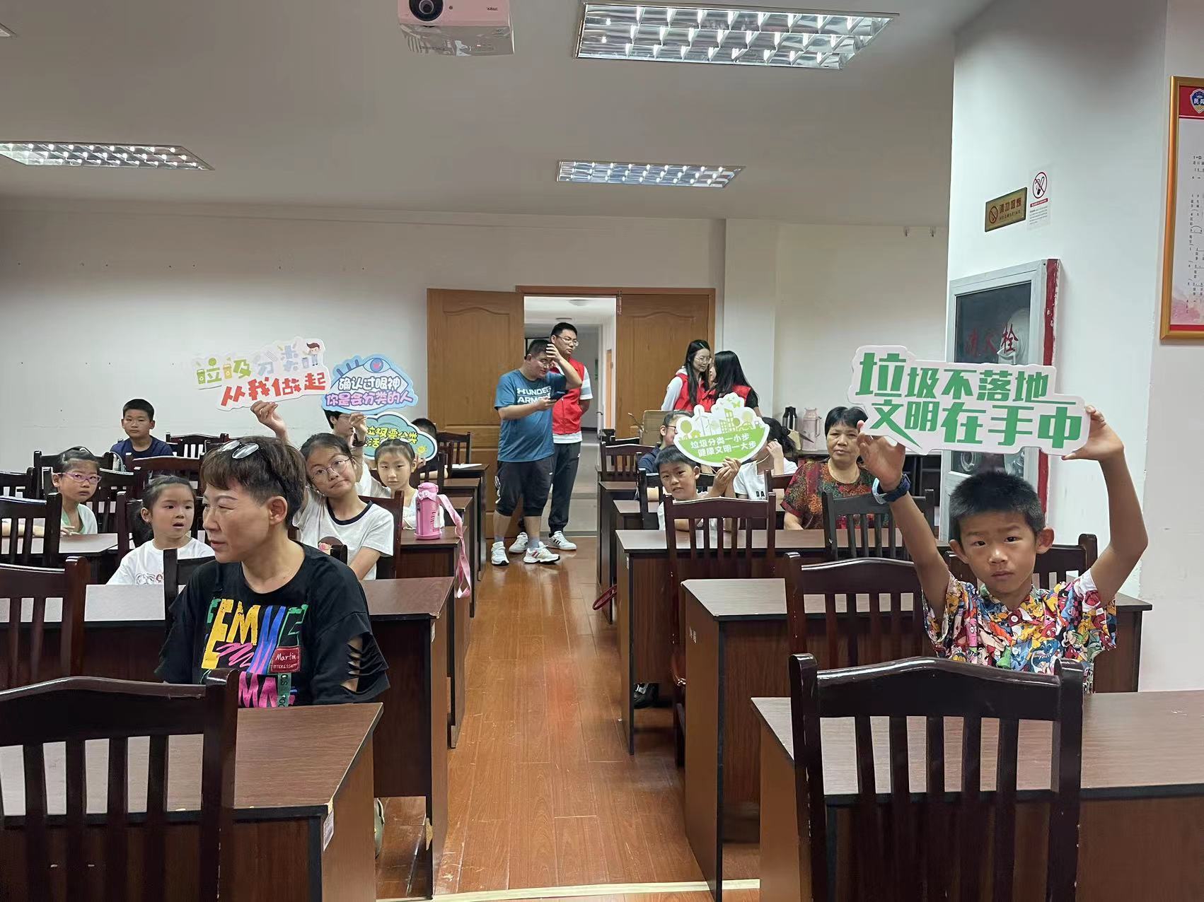 活动中,志愿者老师先给大家上了一堂垃圾分类小学堂,小朋友们聚精会神