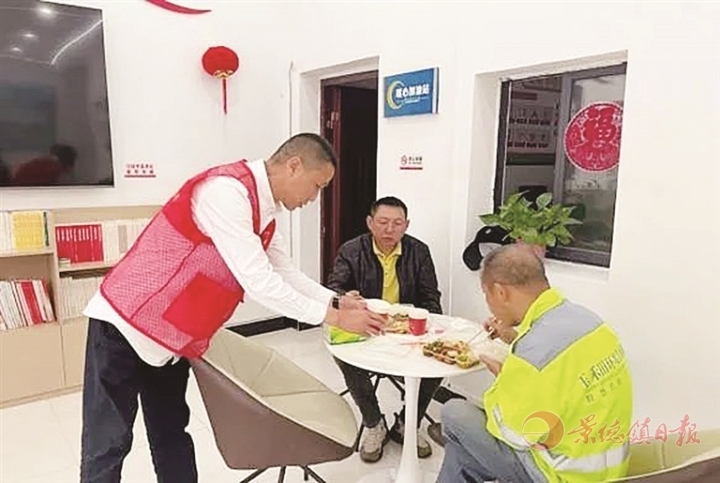 景德镇珠山区“暖心加油站”为户外一线劳动者送清凉