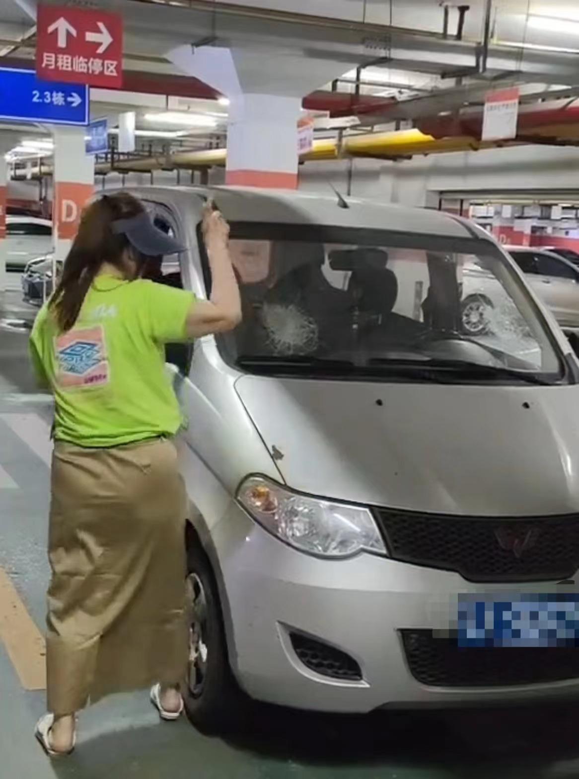 男子地庫開車軋傷未牽繩小狗，女主人被曝掄磚砸車“泄憤”，警方回應