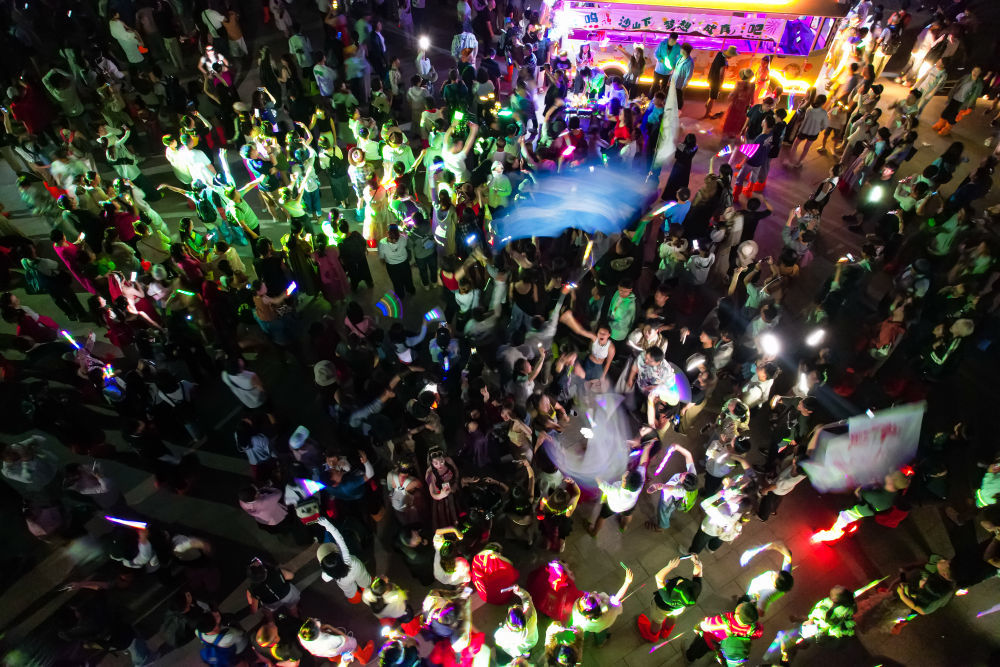 7月15日晚,游客在敦煌鸣沙山月牙泉景区参加万人星空演唱会(无人机照片)。新华社记者 郎兵兵 摄