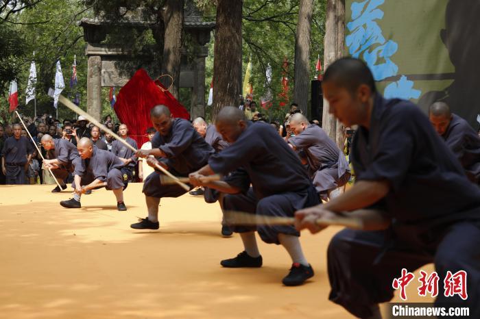7月13日，2024少林考功总决赛在嵩山少林寺启幕，少林武僧在开幕式上表演。　中新社记者 阚力 摄
