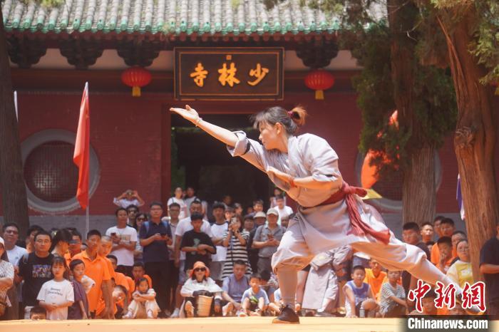7月13日，2024少林考功总决赛在河南登封嵩山少林寺举行，来自台湾的选手卢睬琝在少林寺展演。　中新社记者 韩章云 摄