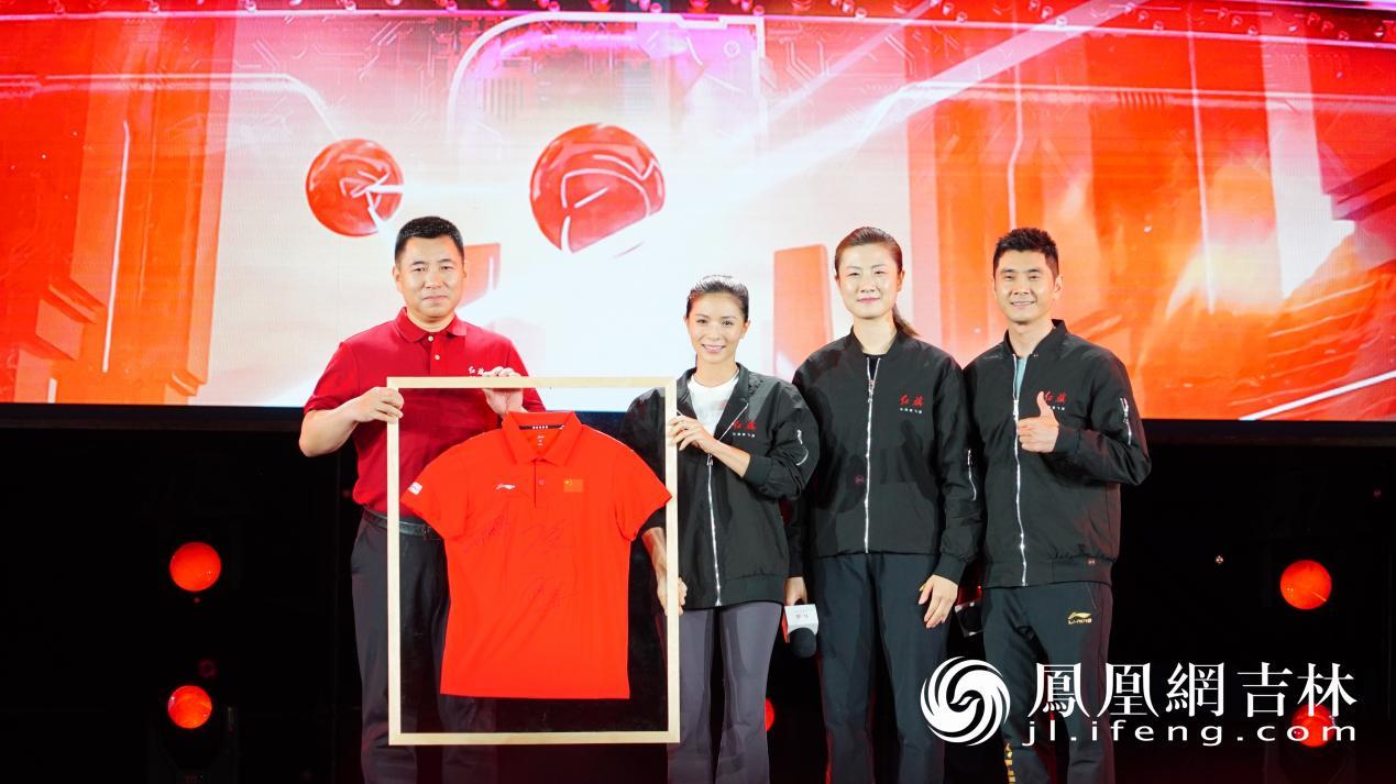 中国女子跳水队运动员何姿、中国体操运动员邢傲伟、中国女子乒乓球队队员丁宁向中国第一汽车集团有限公司董事、总经理、党委副书记刘亦功赠送红旗队服。