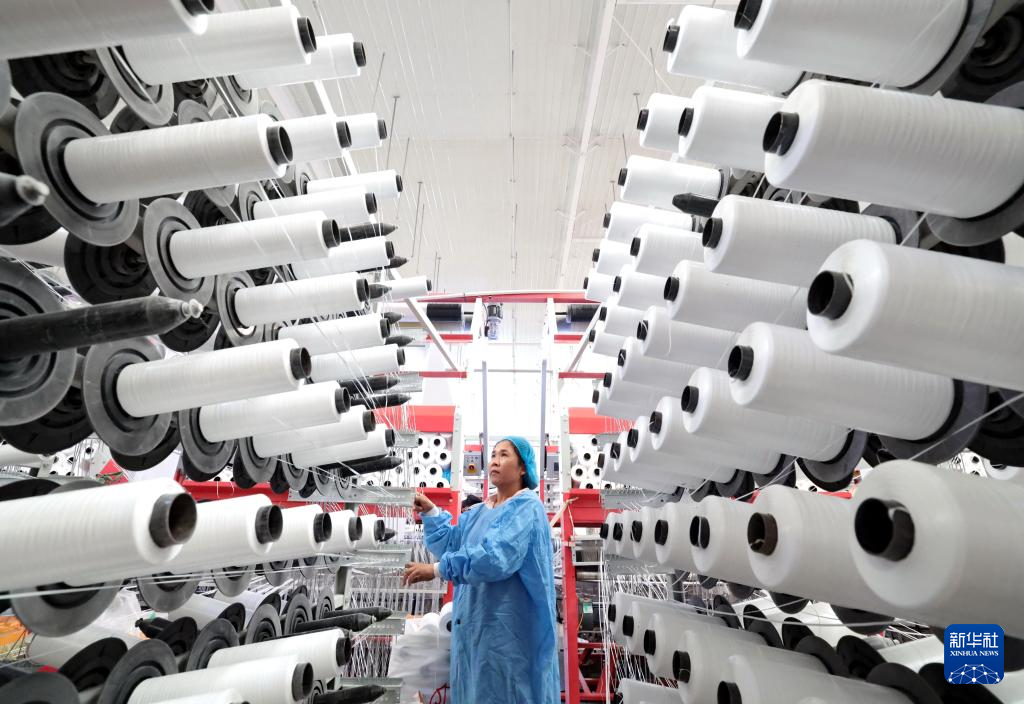 7月18日,工人在河北省行唐县一家包装袋企业的生产车间工作。