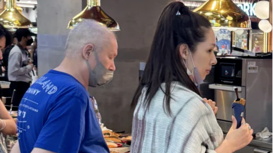 郭碧婷父女泰国旅游，郭爸爸剃光头大肚腩抢镜，模样大变老了不少封面图