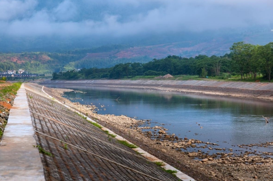 修葺一新的河堤