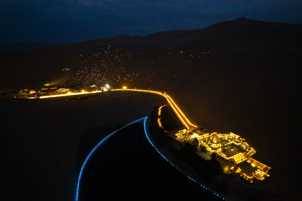 7月15日晚,游客在敦煌鸣沙山月牙泉景区参加万人星空演唱会(无人机照片)。新华社记者 郎兵兵 摄