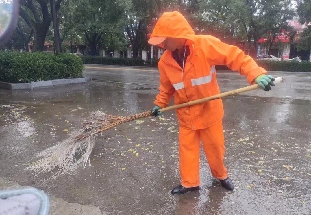 雨中守护者城市清道夫　华亭“橙色精灵”清淤忙