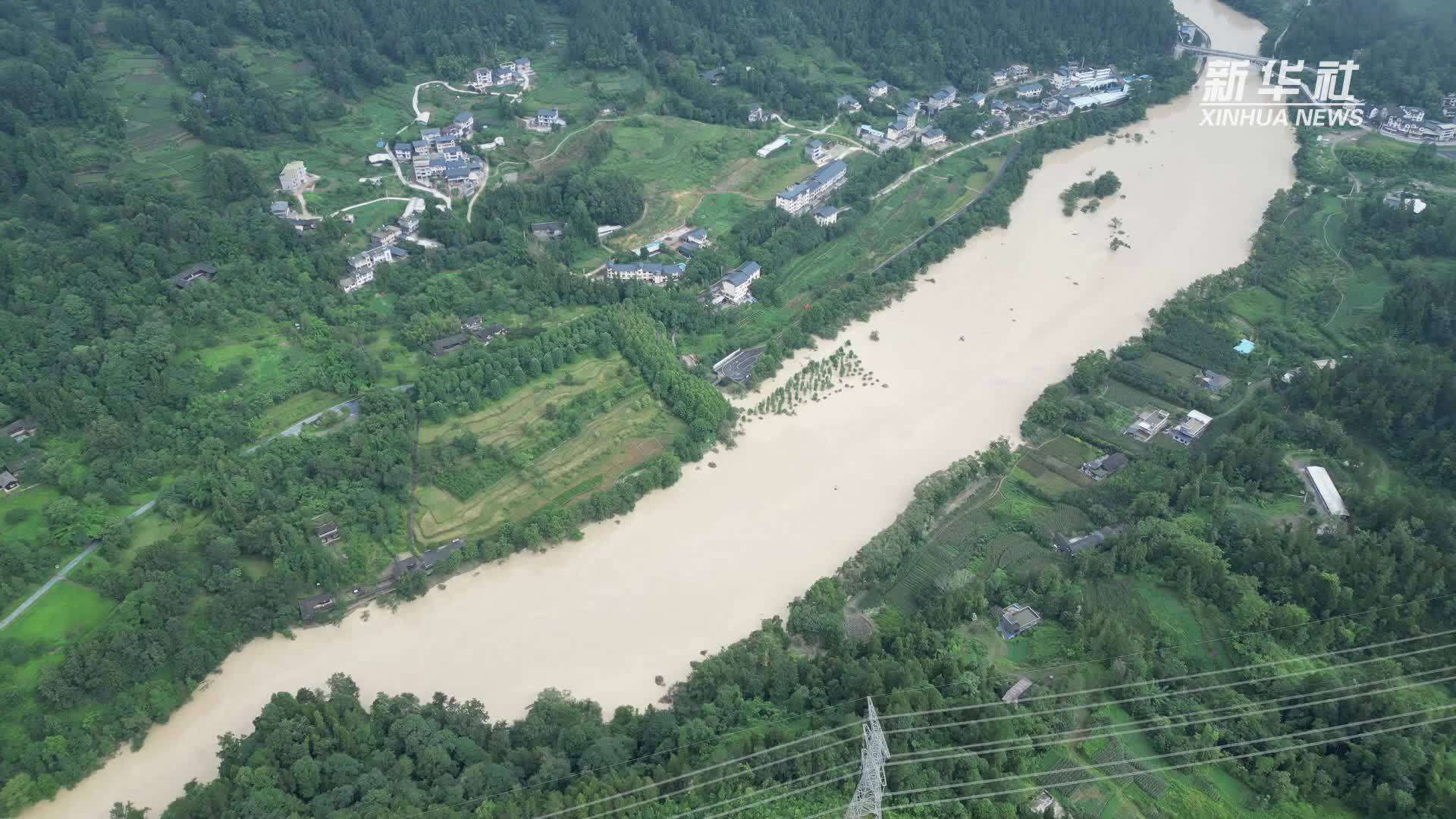 湖北恩施：迎战强降雨 协力保民生