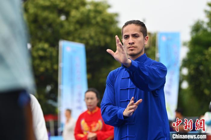 7月13日，“2024年北京体育大学第十五届国际武术比赛交流大会暨首届崆峒山国际武术大会”在甘肃省平凉市崆峒古镇开幕。此次活动有来自中国16个武术流派传承人，以及法国、丹麦、比利时、巴西、墨西哥、厄瓜多尔、古巴等国家60余名武术运动员和国内300余名参赛队员参加。图为活动现场，外籍代表队员展示传统武术。中新社记者　李亚龙 摄