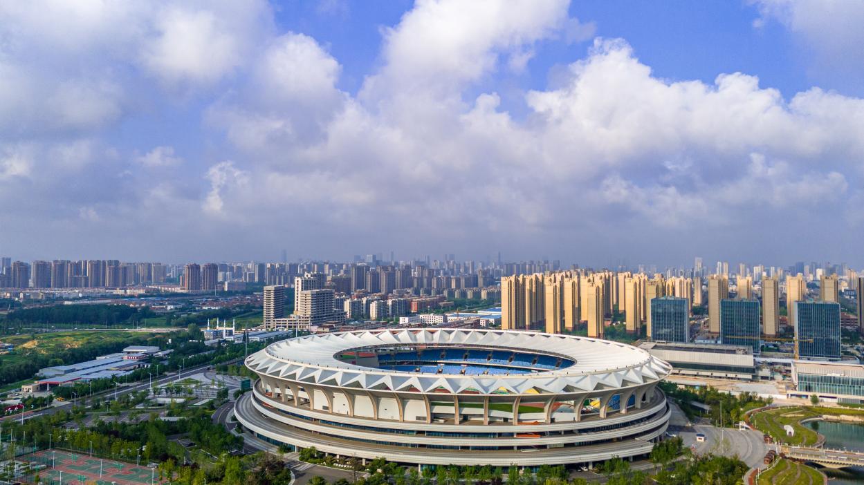 蔚蓝天空下，奎山体育中心更显雄伟壮丽。 武爱民 摄