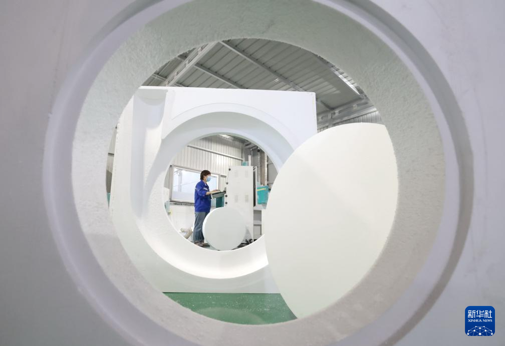 7月18日,工人在河北省行唐县一家制泵企业的泵体模具车间工作。
