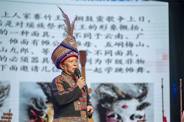 陈孝友进行瑶族文化宣讲