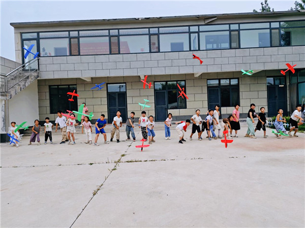 阳信县流坡坞镇开展“制作模型飞机 放飞少年梦想”文明实践活动