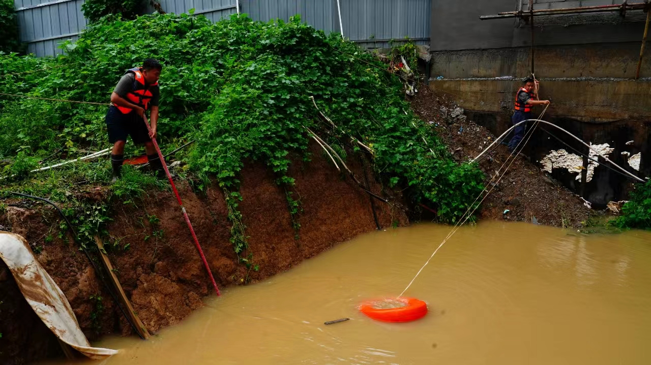 国家矿山应急救援河南排水队正在对积水点进行排涝作业。（受访者供图）
