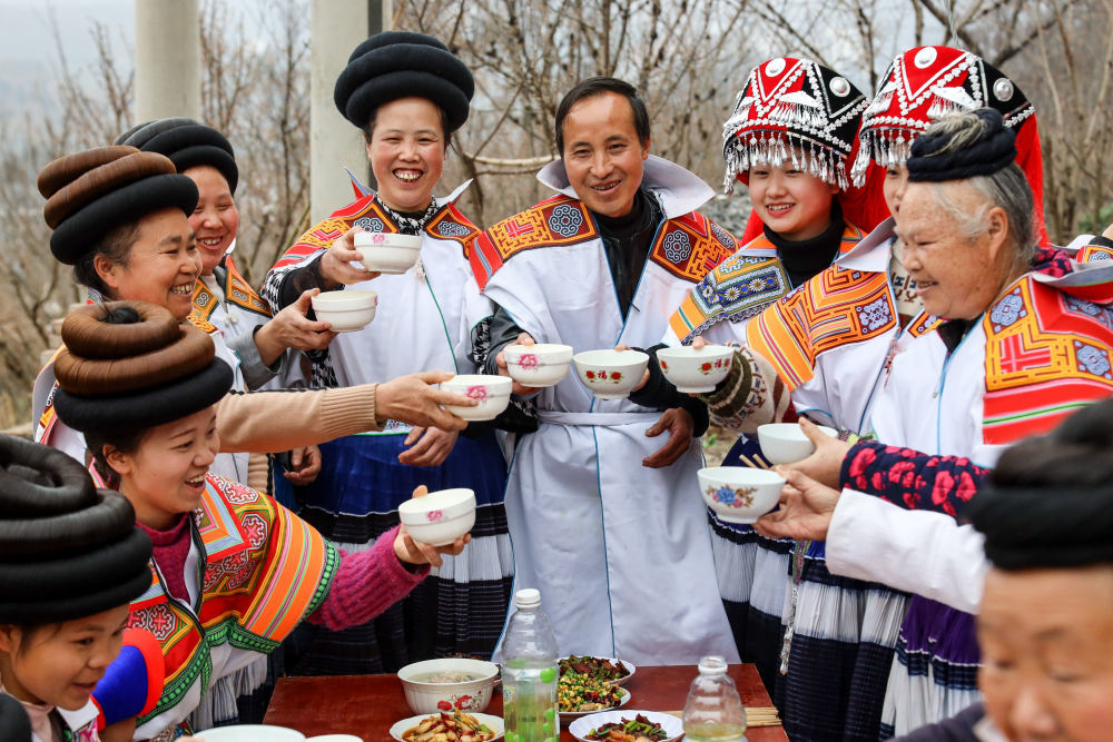 在位于乌蒙山区腹地的贵州省毕节市纳雍县，村民马雍（右五）与妻子黄国琴（左五）在年夜饭上与大家干杯（2021年2月11日摄）。新华社记者　欧东衢　摄