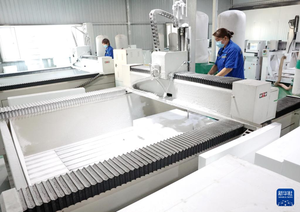 7月18日,工人在河北省行唐县一家制泵企业的泵体模具车间工作。