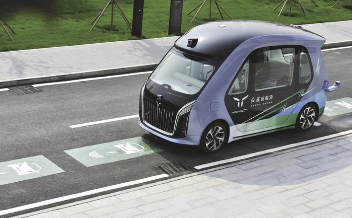 运用了“车路云一体化”技术的红旗新能源自动驾驶小巴已实现试运行。 （中国一汽供图）