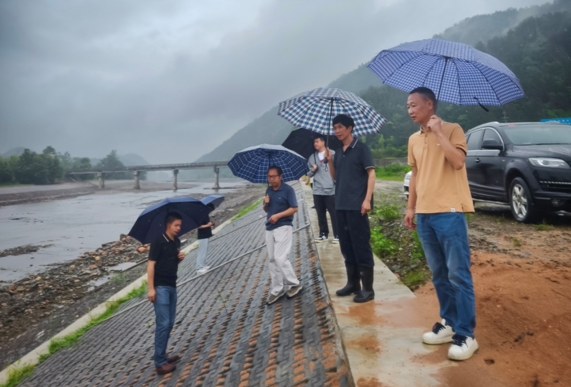 修水县水利主管部门会同县财政局实地了解新增国债水利项目进展情况(罗招娣摄)