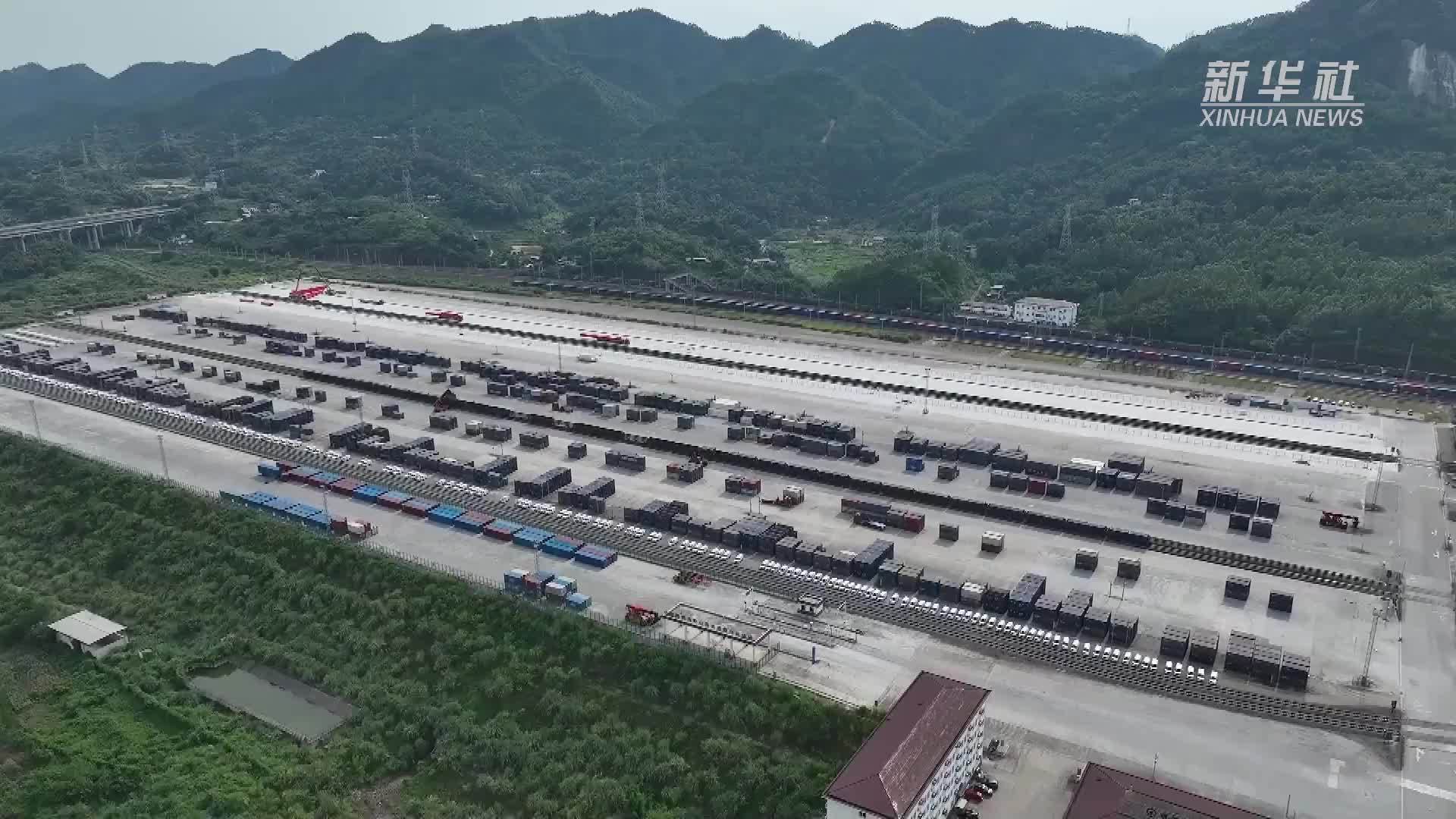 重庆：高温下的铁路暑运安全守护者