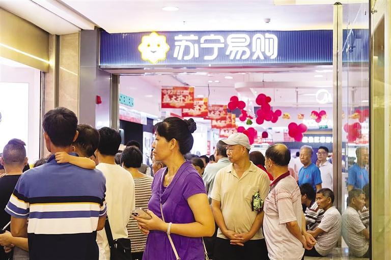 市民在商场选购彩电