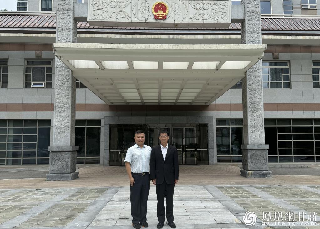 中国驻韩国大使馆经济商务处公使衔参赞王治林（右）会见韩国甘肃商会会长张天健