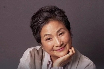 演员郑佩佩去世，曾在采访中透露已填好遗体捐赠卡，“活着没买房子，死了为什么要买墓地”