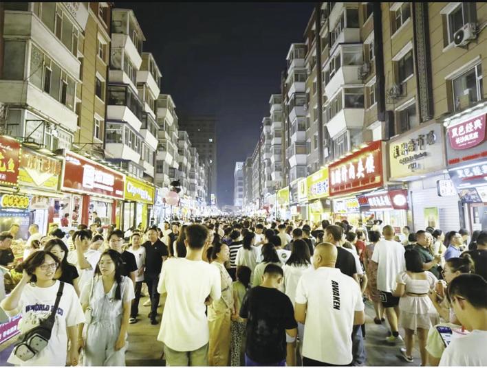 桂林路传统夜市依旧火爆，人来人往，人间烟火气十足。 本组摄影 李依南