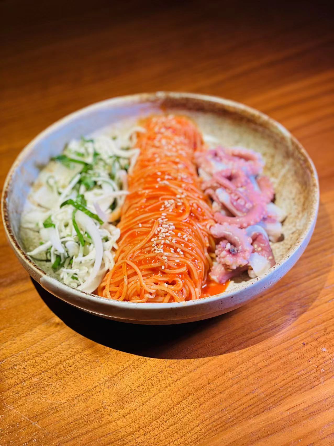 断生的小章鱼腿与韩式拌面组合