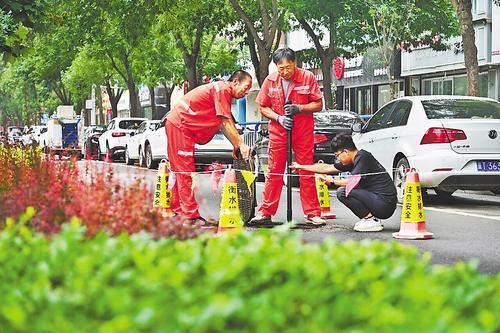 7月16日，在衡水市区中心街，排水管理中心工作人员在对排水管道进行巡查维护。 本报记者 焦 磊摄