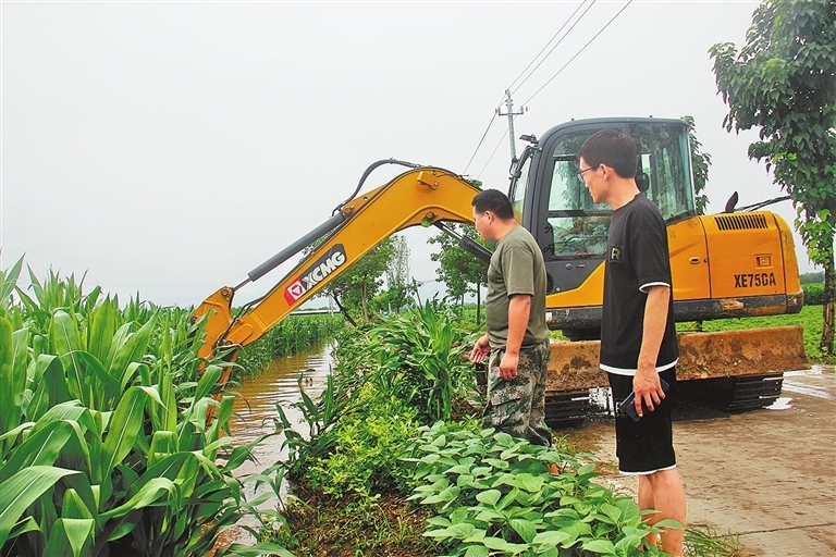 7月17日，商水县郝岗镇程庄村组织机械对积水的农田排涝。吕耀光 摄