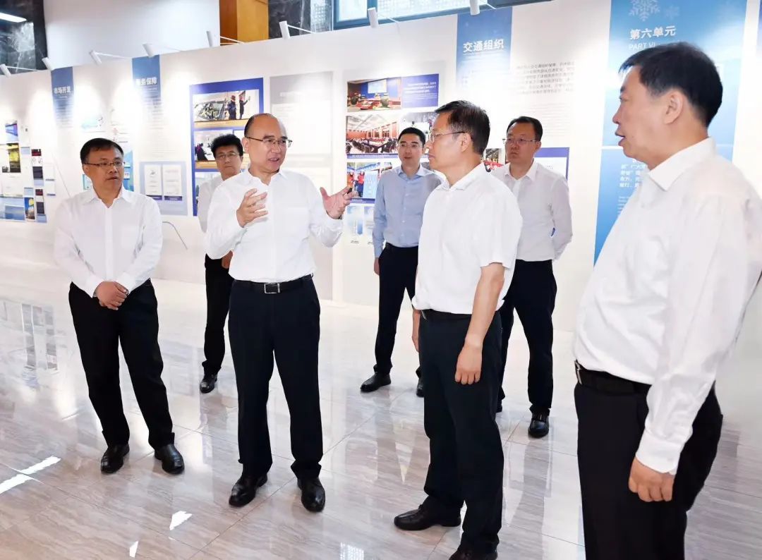 在亚冬会执委会集中办公地亚冬大厦,许勤了解筹办工作进展情况,看望慰问一线工作人员。