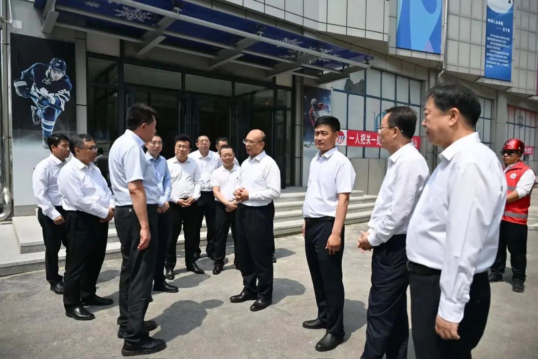 在哈尔滨体育学院滑冰馆,许勤听取学校负责人介绍场馆改造建设的详细情况。