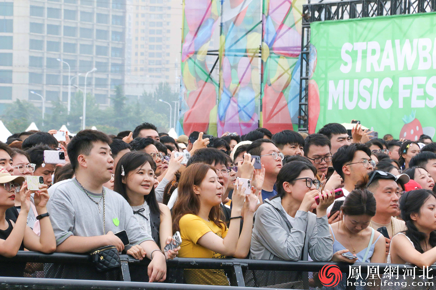 乐迷们脸上洋溢着对音乐的热爱与享受，感受这石家庄这座摇滚之城的魅力